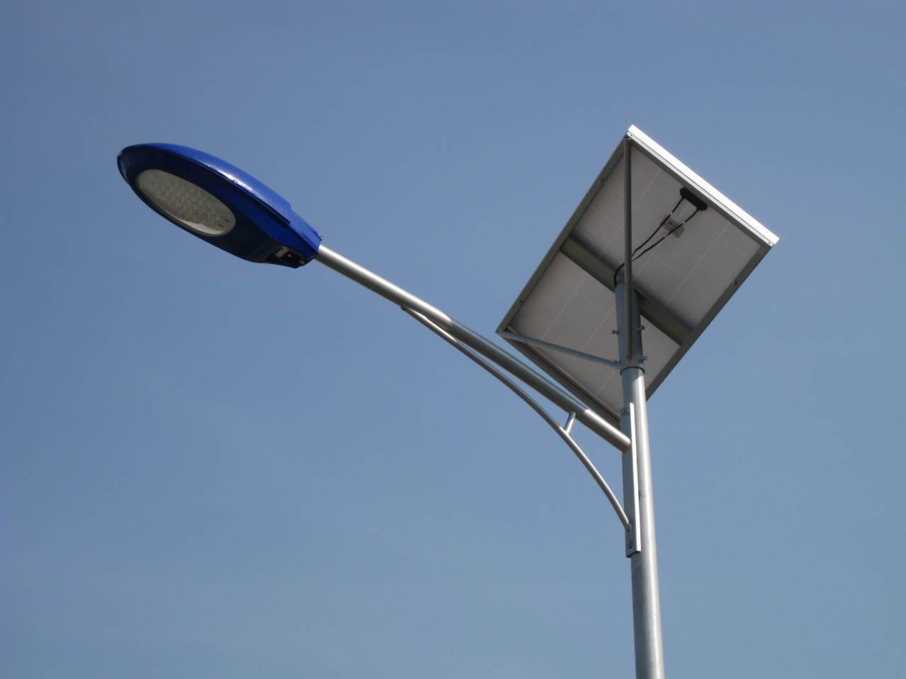 公路6米太陽能路燈生產(chǎn)廠家找鑫月光電足矣！
